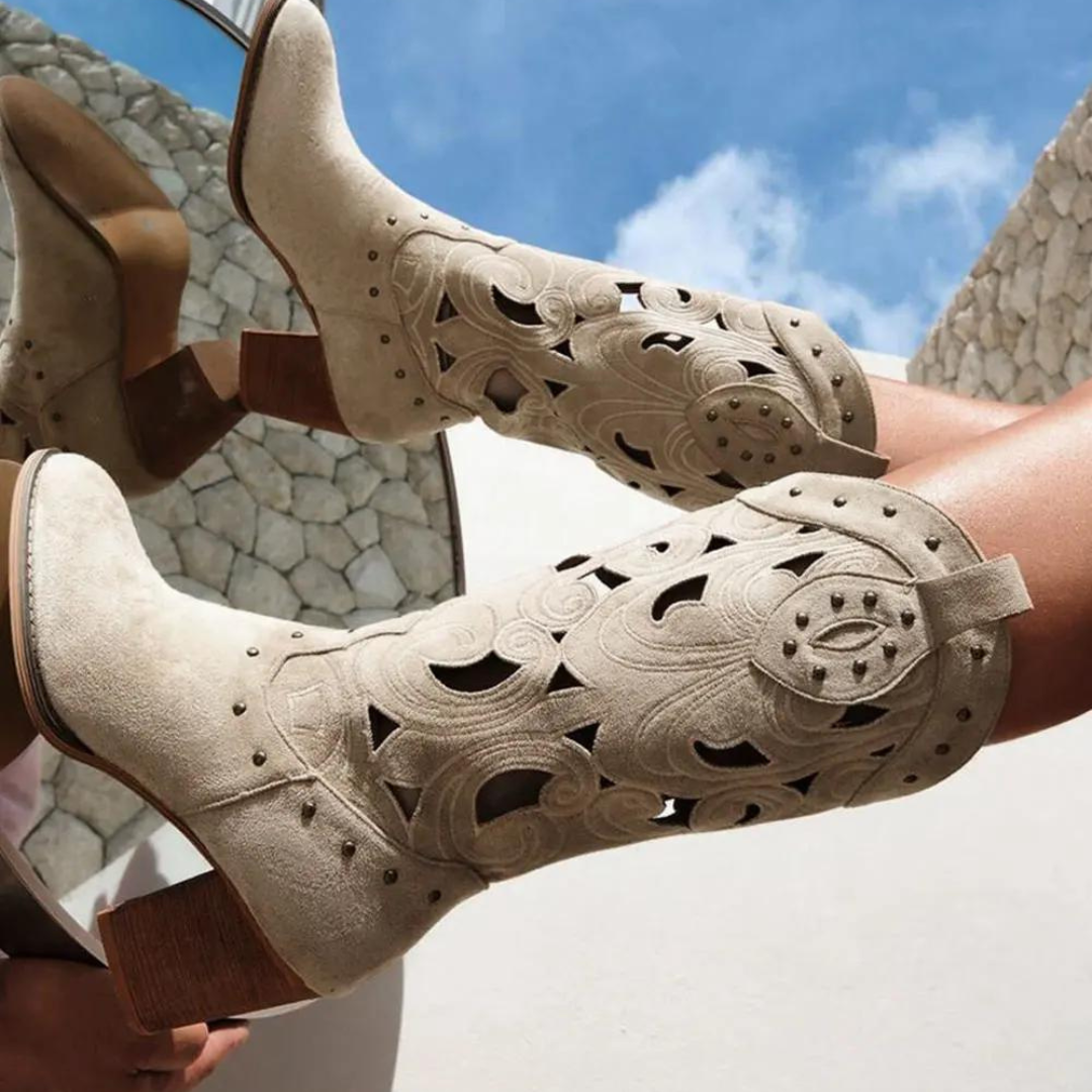 Botas Western Cut-Out – Estilo Cowboy en Ante con Detalles Láser
