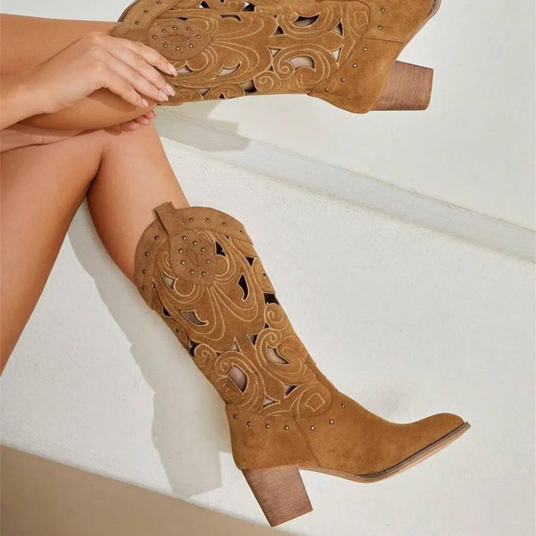 Botas Western Cut-Out – Estilo Cowboy en Ante con Detalles Láser