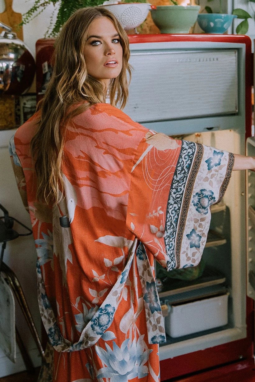 Kimono Kyoto Coral – Estampado de Loto con Detalles Orientales