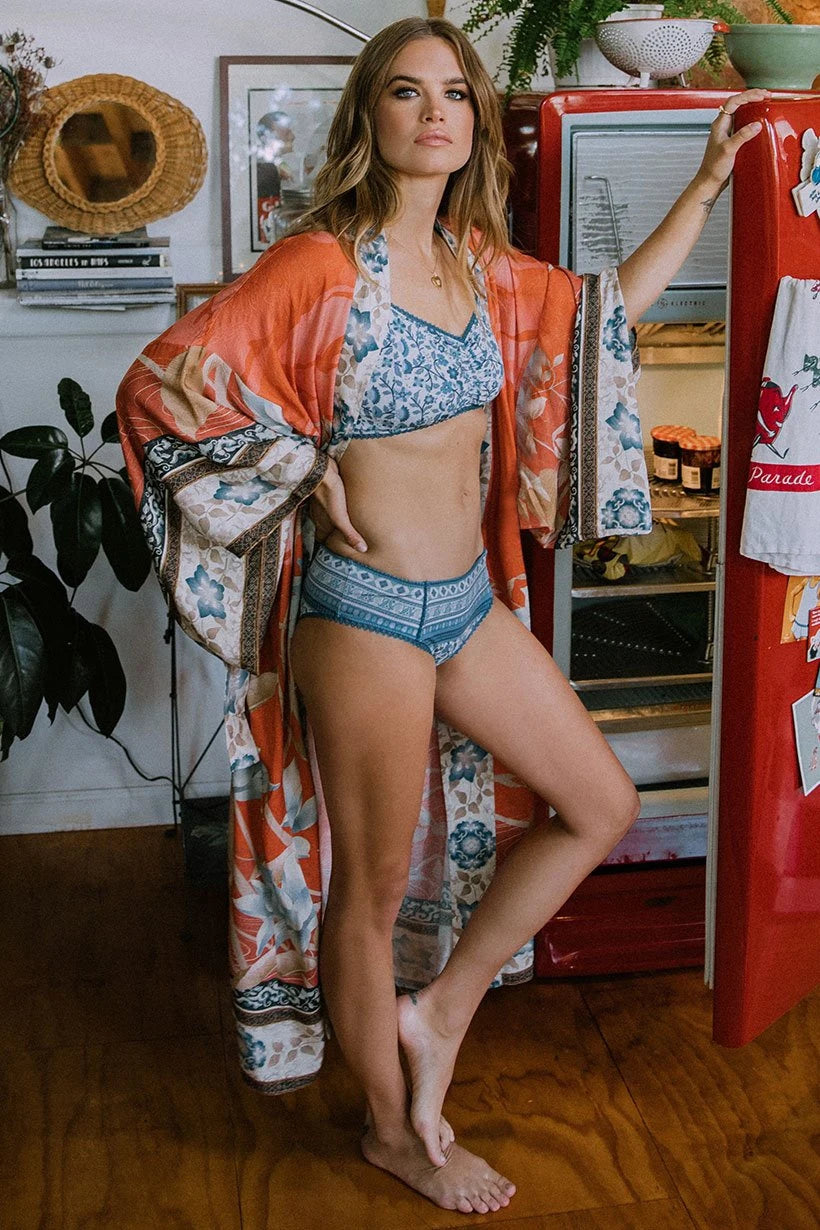Kimono Kyoto Coral – Estampado de Loto con Detalles Orientales