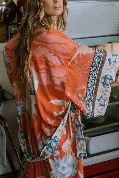 Kimono Kyoto Coral – Estampado de Loto con Detalles Orientales