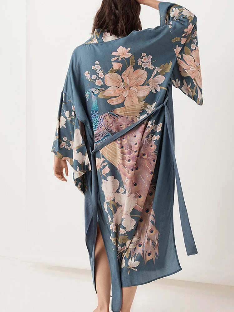 Kimono Midnight Garden – Estampado Floral en Satén Azul con Cinturón