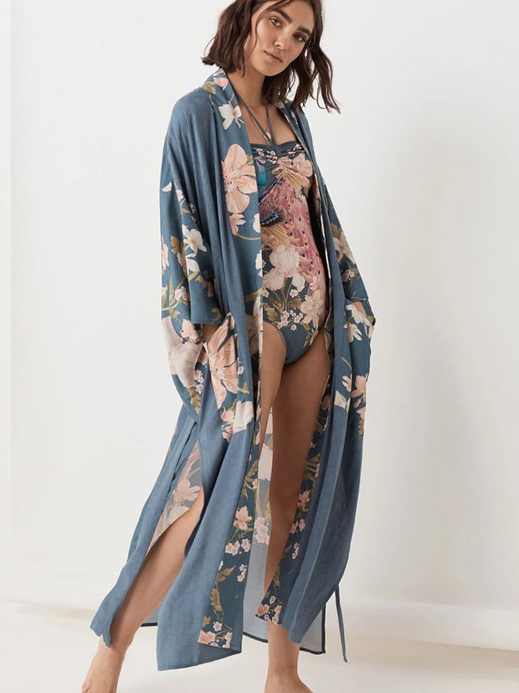 Kimono Midnight Garden – Estampado Floral en Satén Azul con Cinturón