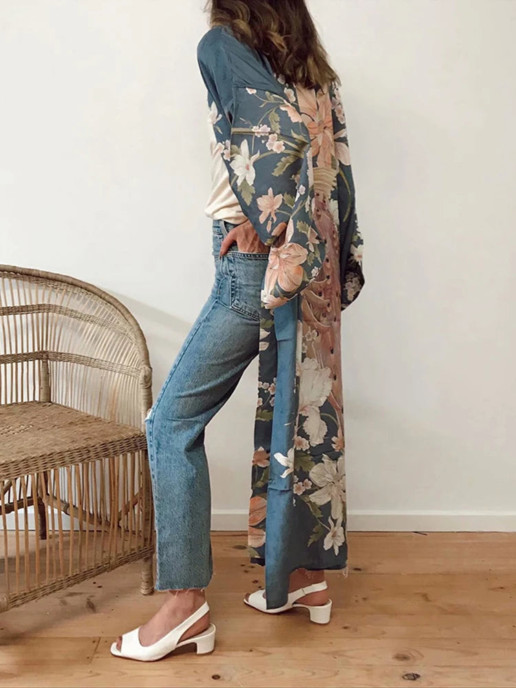 Kimono Midnight Garden – Estampado Floral en Satén Azul con Cinturón