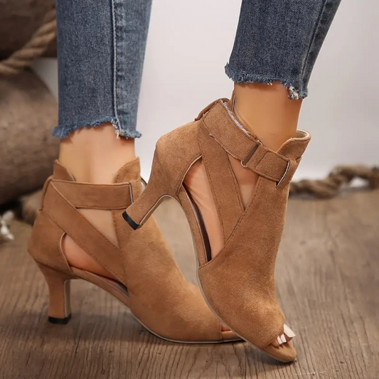 Botines de Tacón con Punta Abierta en Ante y Hebilla Cruzada – Estilo Verano