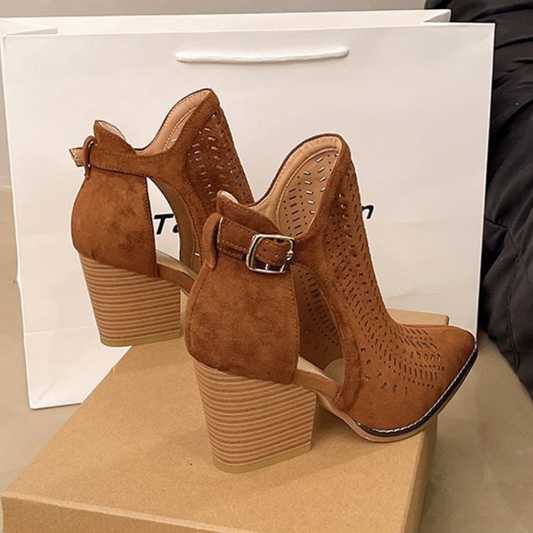 Alanna / Botines de Ante Marrón y Negro con Tacón Medio y Diseño Troquelado