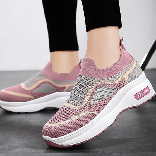 Zapatillas deportivas tipo slip-on con plataforma ergonómica y tejido elástico transpirable.