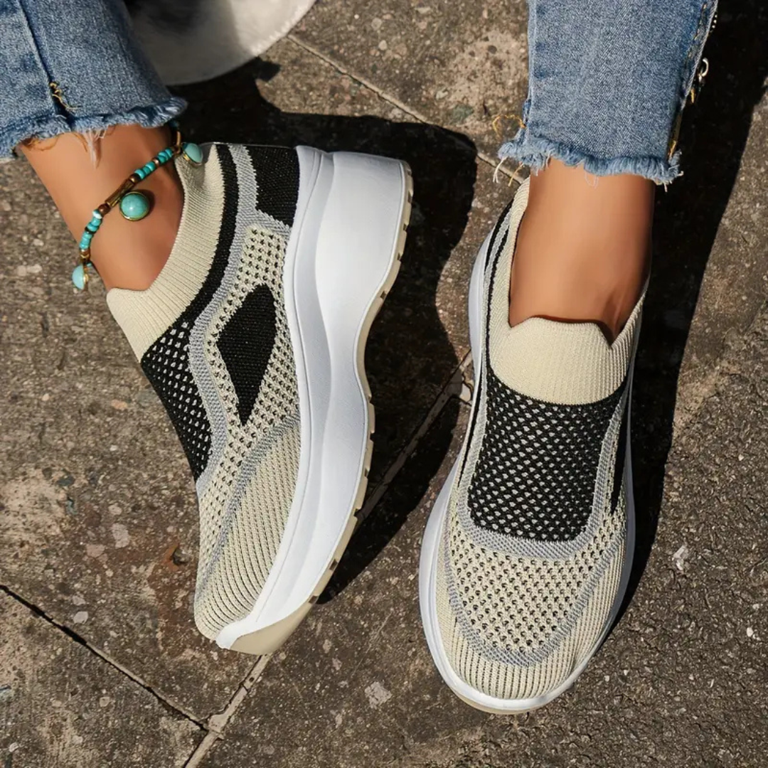 Zapatillas deportivas tipo slip-on con plataforma ergonómica y tejido elástico transpirable.