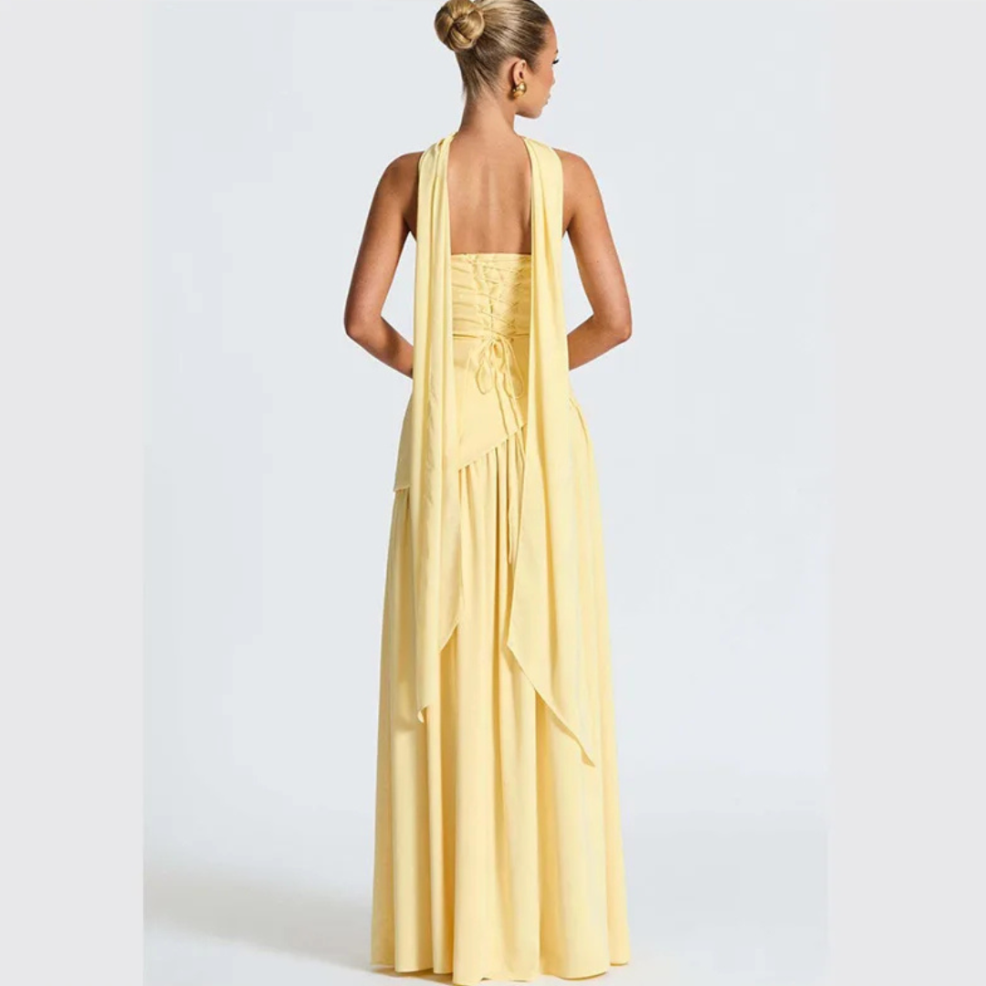 Vestido largo con corsé sin tirantes, abertura lateral y pañuelo a juego.