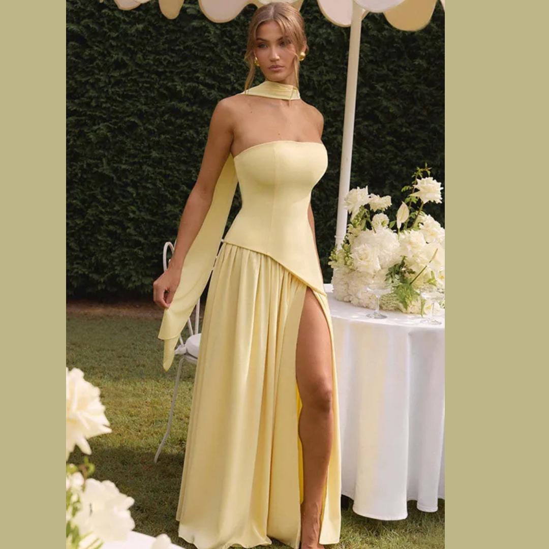 Vestido largo con corsé sin tirantes, abertura lateral y pañuelo a juego.