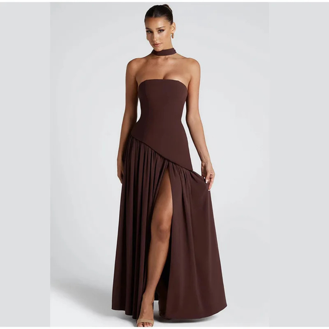 Vestido largo con corsé sin tirantes, abertura lateral y pañuelo a juego.