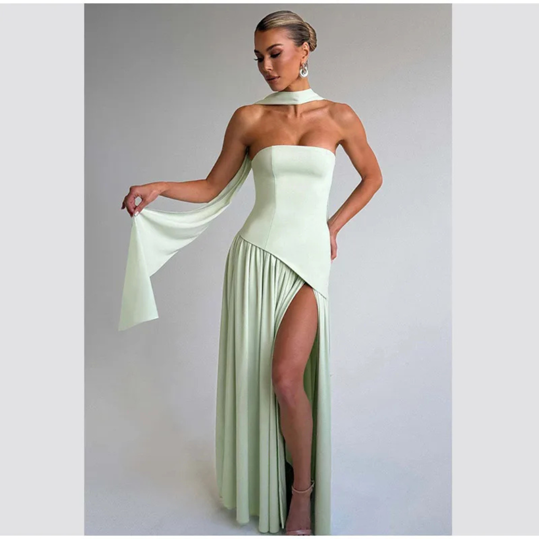 Vestido largo con corsé sin tirantes, abertura lateral y pañuelo a juego.
