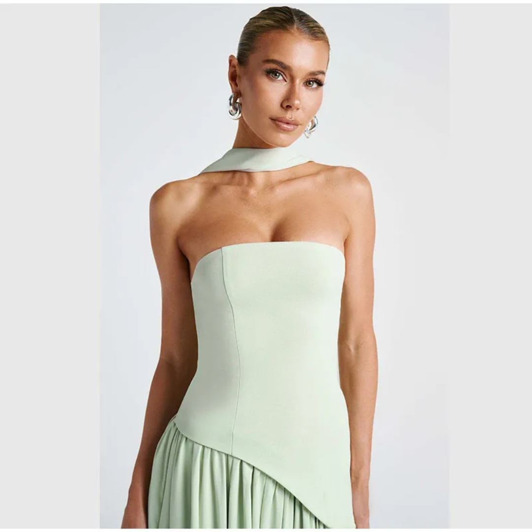 Vestido largo con corsé sin tirantes, abertura lateral y pañuelo a juego.