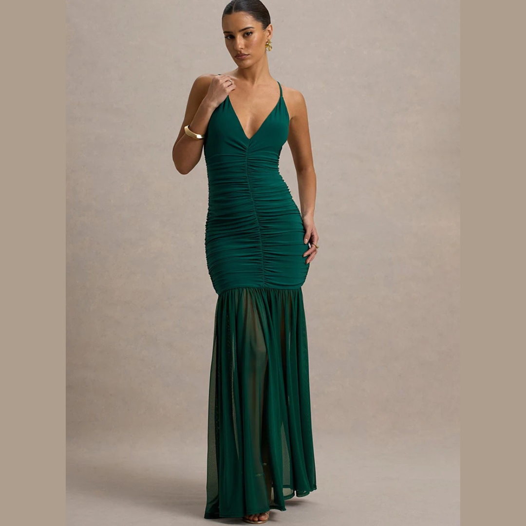 Vestido largo con escote en V fruncido, finos tirantes y falda semitransparente.