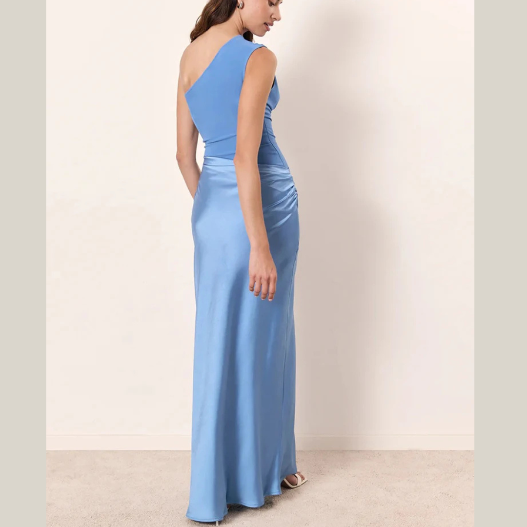 Vestido largo de satén asimétrico con cintura drapeada.