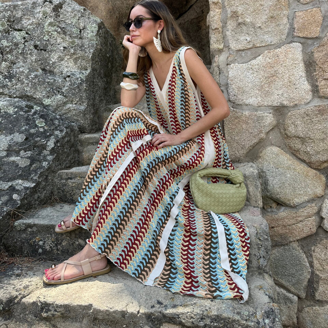 Vestido Largo Estampado Étnico con Corte Amplio y Escote en V - Maxi vestido