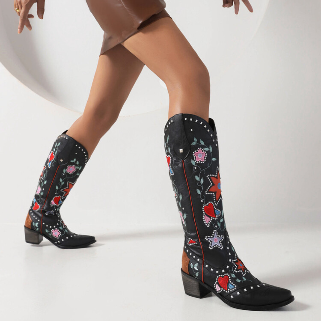 Botas Western "Wild Heart" – Bordado Floral y Detalles con Tachuelas