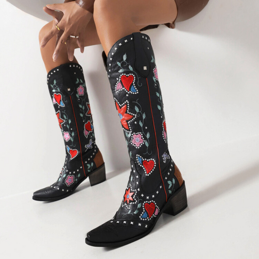 Botas Western "Wild Heart" – Bordado Floral y Detalles con Tachuelas