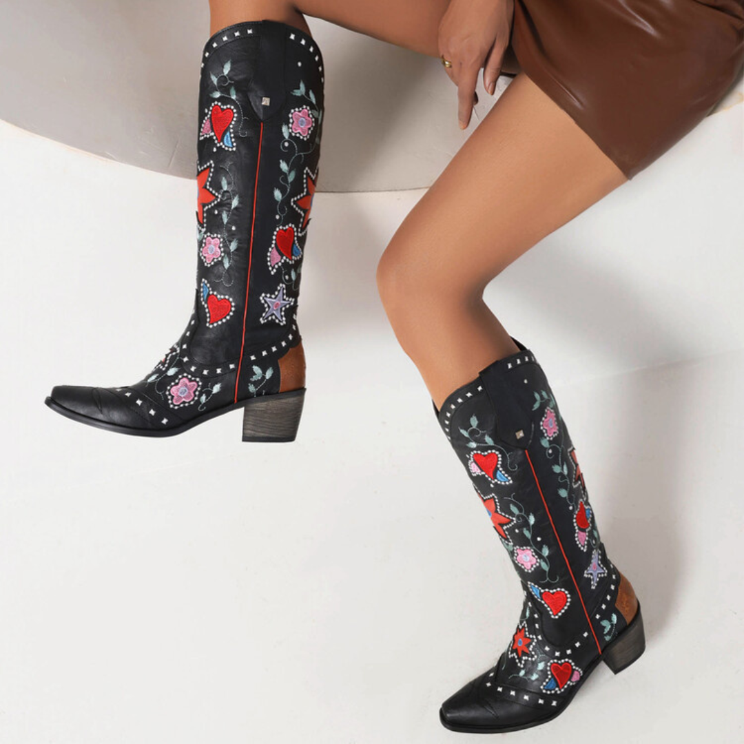 Botas Western "Wild Heart" – Bordado Floral y Detalles con Tachuelas