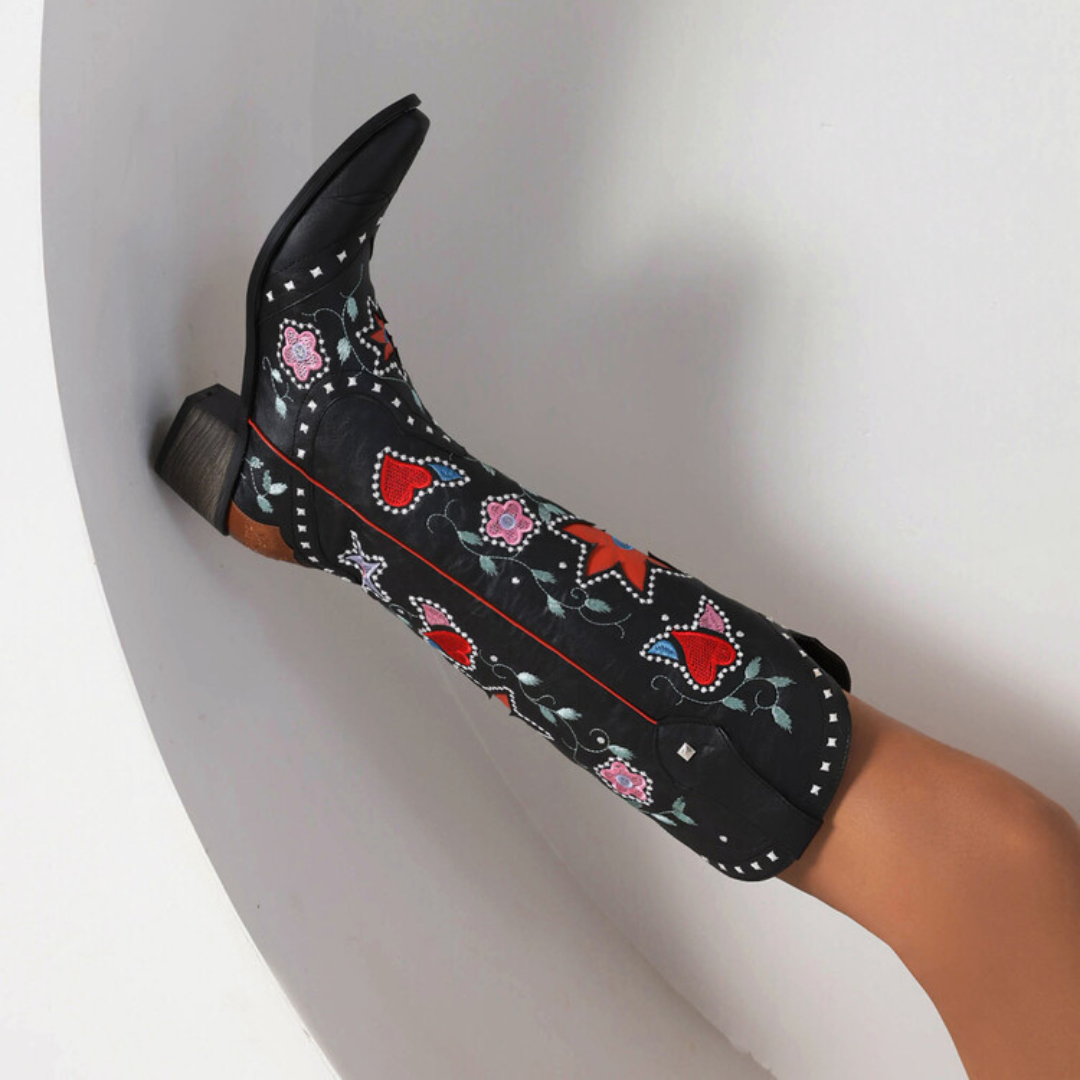 Botas Western "Wild Heart" – Bordado Floral y Detalles con Tachuelas