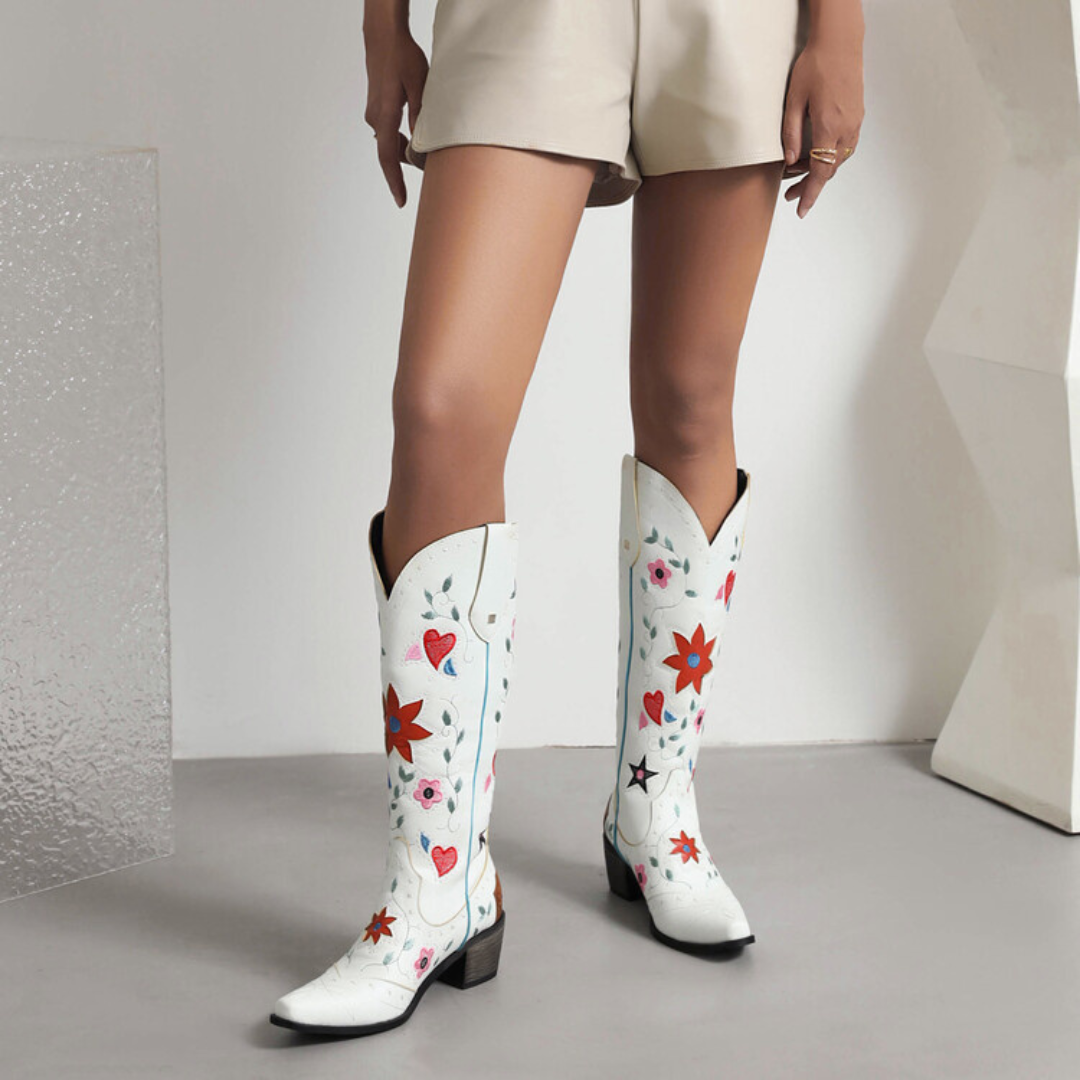 Botas Western "Wild Heart" – Bordado Floral y Detalles con Tachuelas