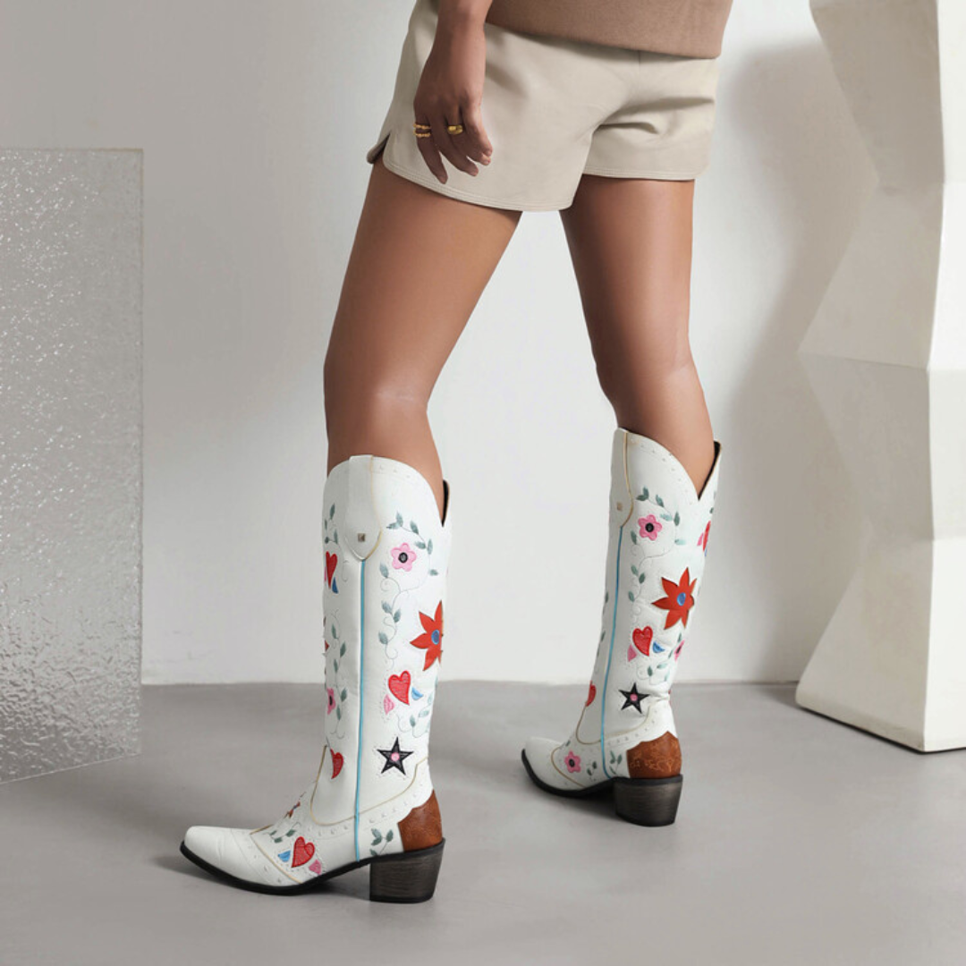 Botas Western "Wild Heart" – Bordado Floral y Detalles con Tachuelas