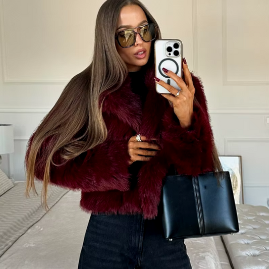 Chaqueta corta efecto pelo burdeos – Elegancia y estilo urbano