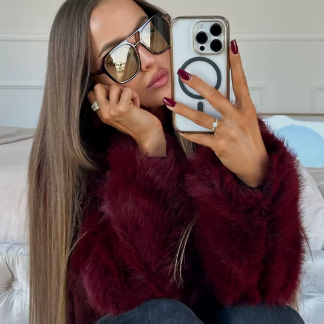Chaqueta corta efecto pelo burdeos – Elegancia y estilo urbano