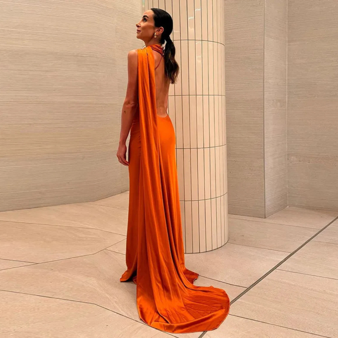 Rückenfreies Maxikleid mit Knopfleiste am Hals und integriertem Schal