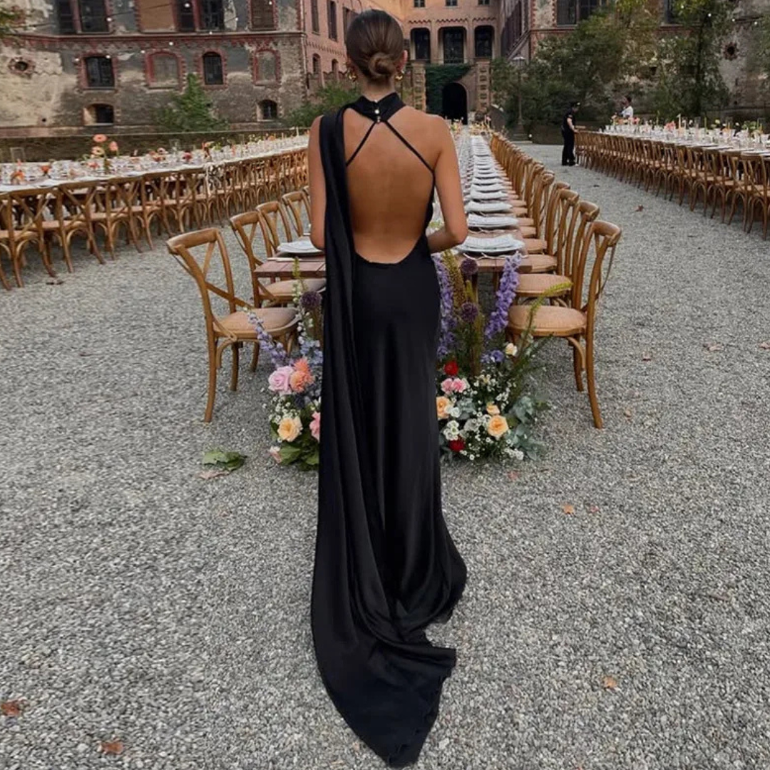 Rückenfreies Maxikleid mit Knopfleiste am Hals und integriertem Schal