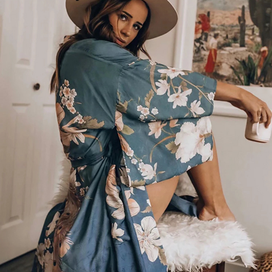 Kimono Midnight Garden – Estampado Floral en Satén Azul con Cinturón