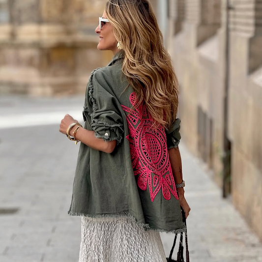 Sobrecamisa-Parka Verde con Bordado Étnico en Espalda – Chic y Versátil