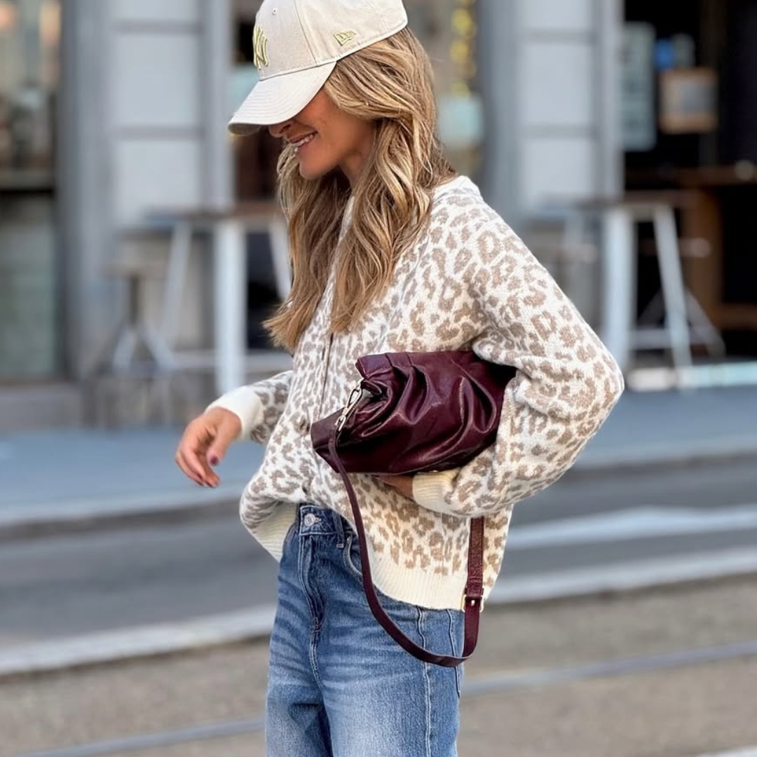 Cardigan de punto Animal Print Beige – Estilo Casual & Trendy