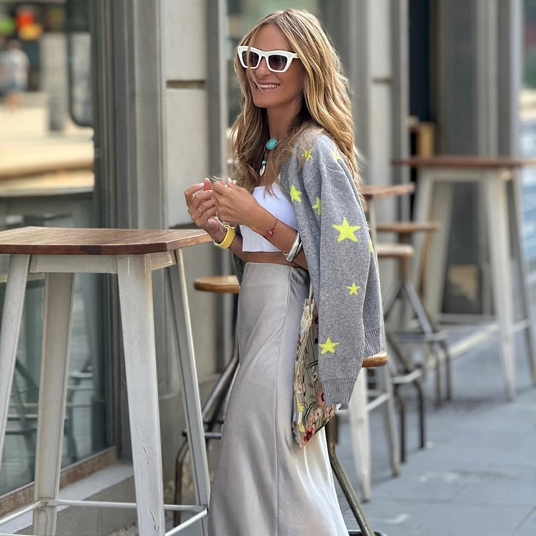 Cárdigan Gris con Estrellas Fluor – Estilo Casual Chic