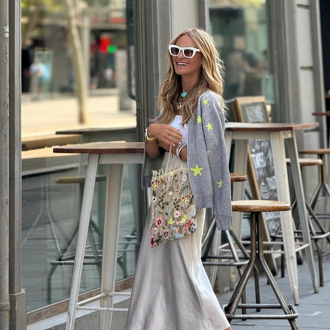 Cárdigan Gris con Estrellas Fluor – Estilo Casual Chic