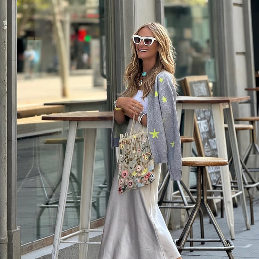 Cárdigan Gris con Estrellas Fluor – Estilo Casual Chic