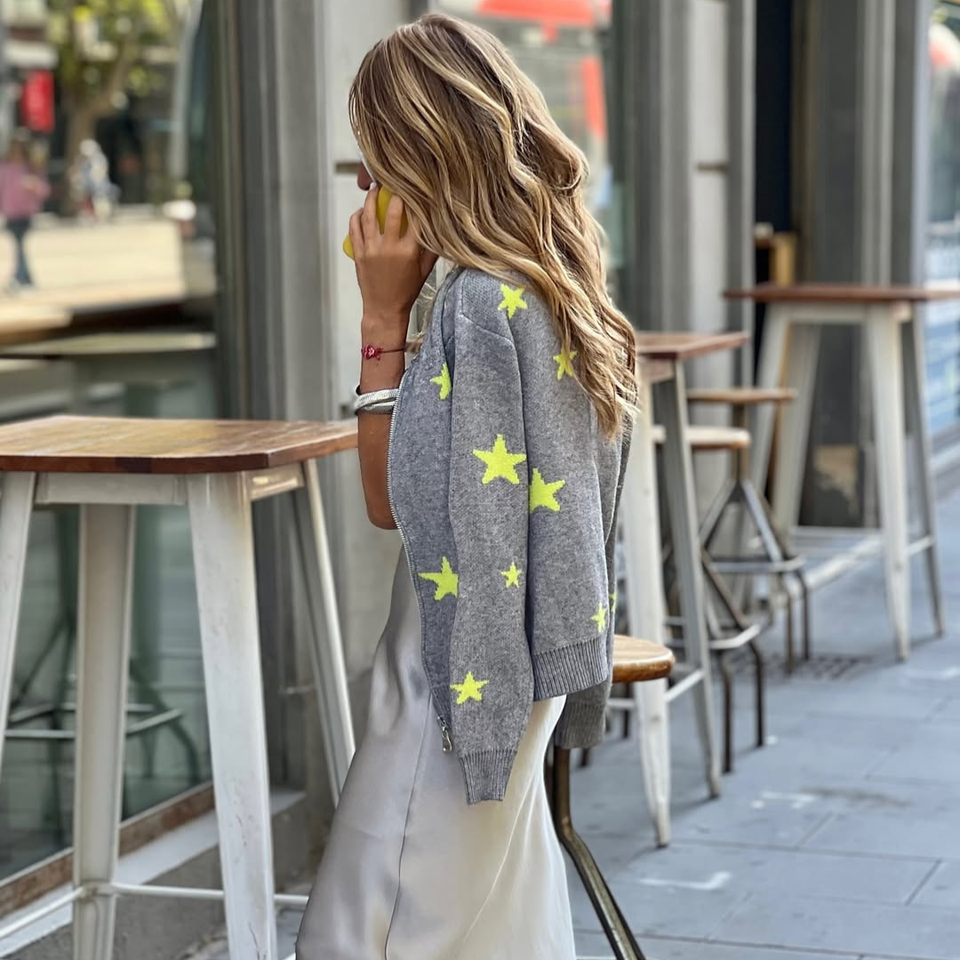 Cárdigan Gris con Estrellas Fluor – Estilo Casual Chic