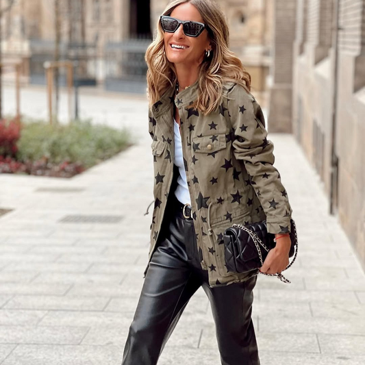 Parka Estampada de Estrellas – Estilo Urbano y Comodidad