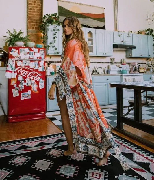 Kimono Kyoto Coral – Estampado de Loto con Detalles Orientales