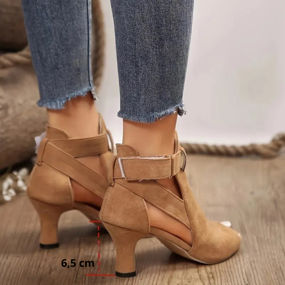 Botines de Tacón con Punta Abierta en Ante y Hebilla Cruzada – Estilo Verano